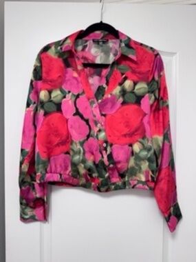 Karl Lagerfeld Paris V-Neck Red and Pink Multi colored top.  Size Petite Medium